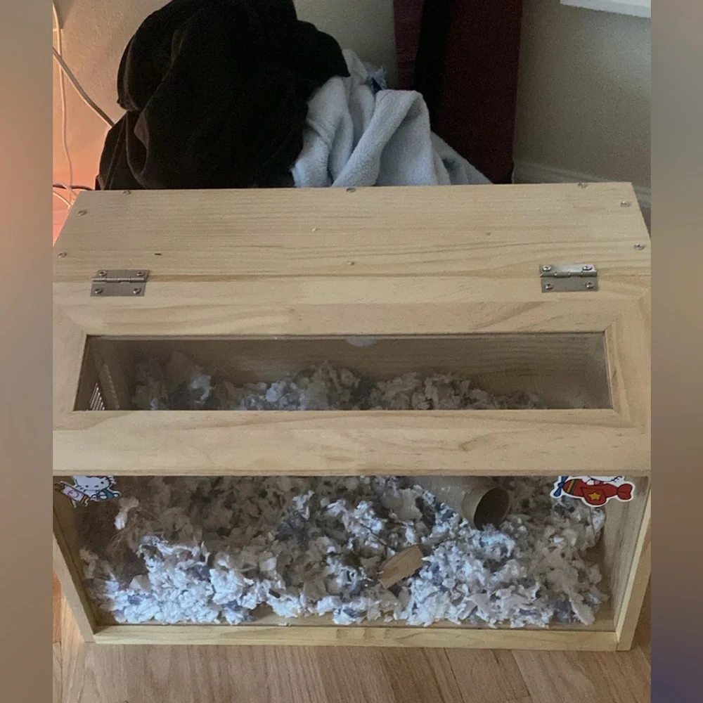 Hamster cage (like new) three hideouts all clean